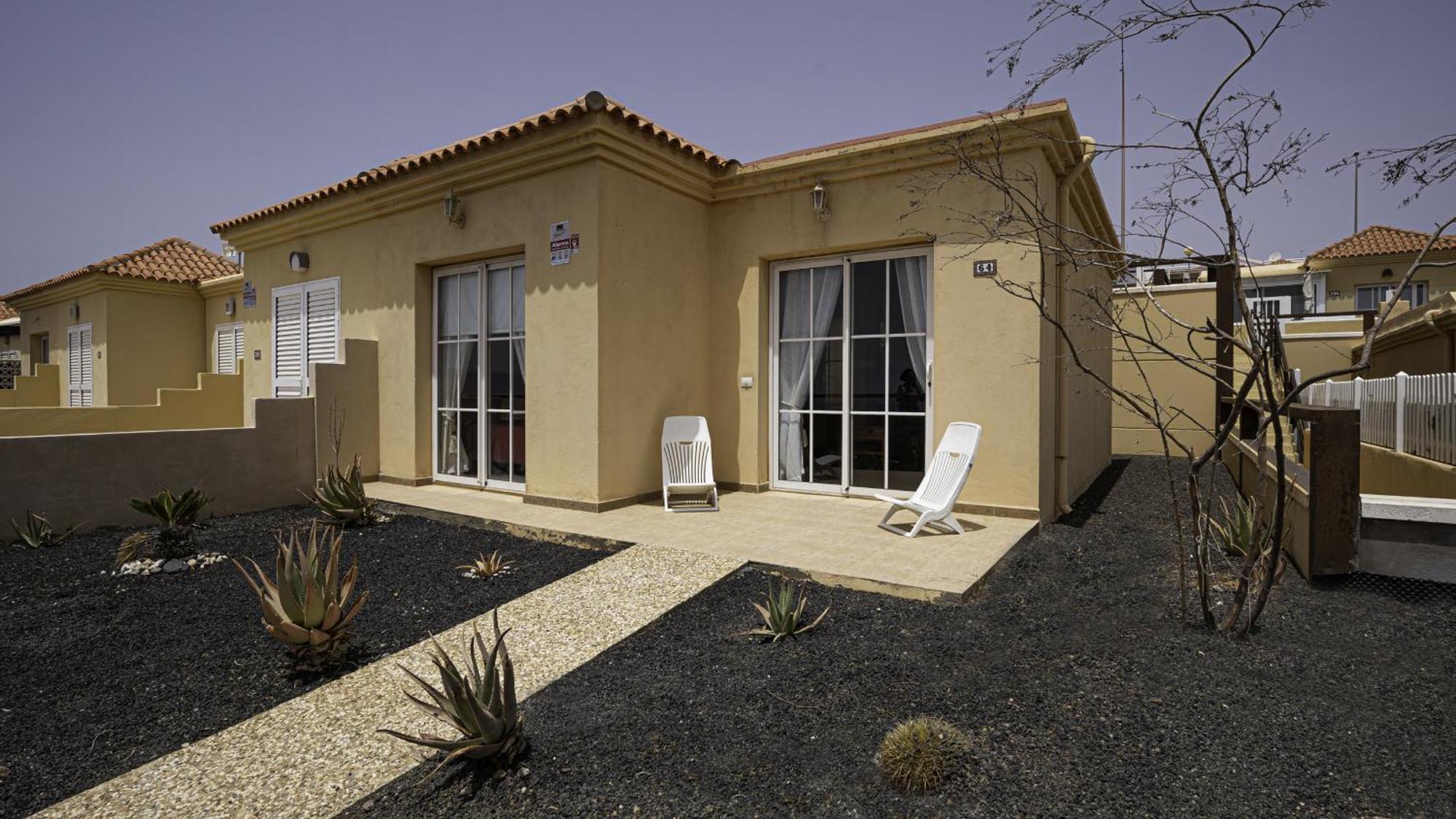 Private Terrace House - Parking - Pool Apartment